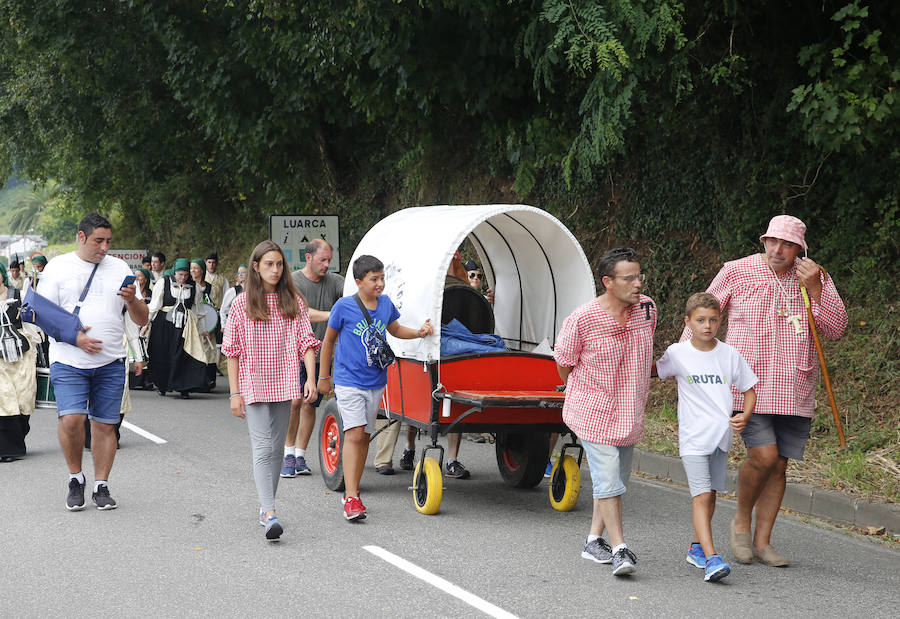 El buen tiempo ha animado a miles de personas a disfrutar de la popular romería llena de música de charangas y gaitas, bastones en alto, chambrones con su 'T' bordada, sidra y muchas ganas de fiesta