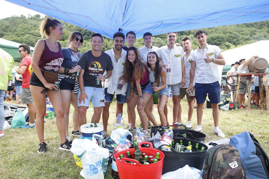 El buen tiempo ha animado a miles de personas a disfrutar de la popular romería llena de música de charangas y gaitas, bastones en alto, chambrones con su 'T' bordada, sidra y muchas ganas de fiesta