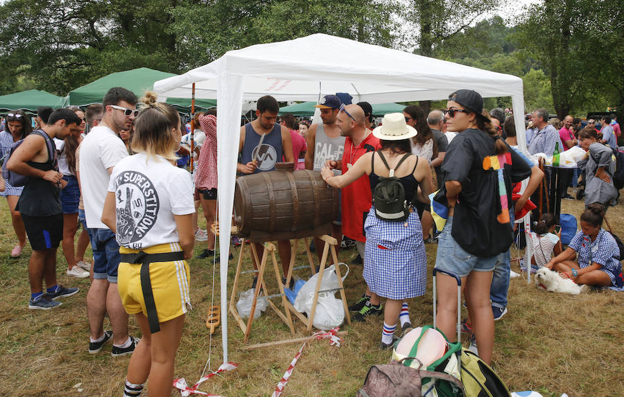 El buen tiempo ha animado a miles de personas a disfrutar de la popular romería llena de música de charangas y gaitas, bastones en alto, chambrones con su 'T' bordada, sidra y muchas ganas de fiesta