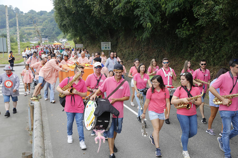 El buen tiempo ha animado a miles de personas a disfrutar de la popular romería llena de música de charangas y gaitas, bastones en alto, chambrones con su 'T' bordada, sidra y muchas ganas de fiesta