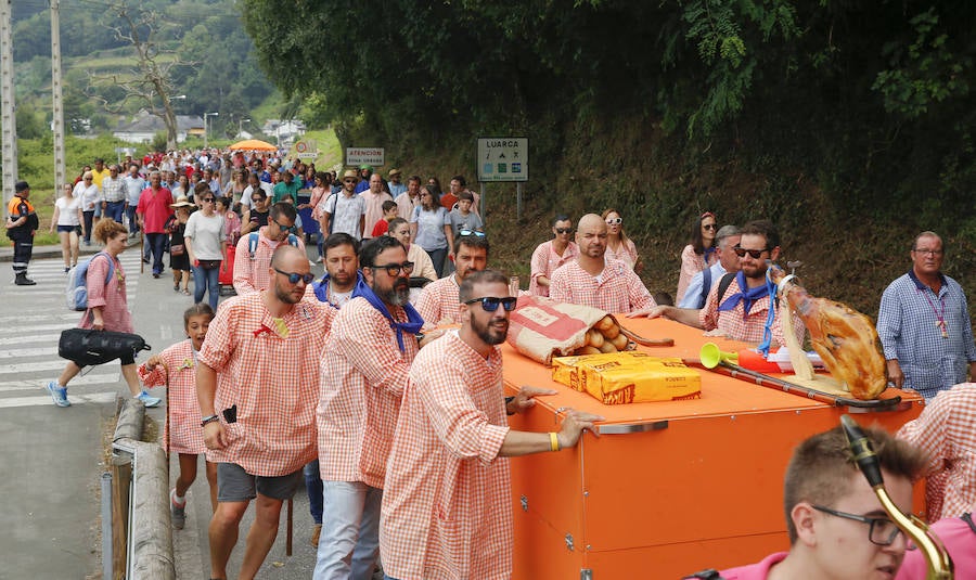 El buen tiempo ha animado a miles de personas a disfrutar de la popular romería llena de música de charangas y gaitas, bastones en alto, chambrones con su 'T' bordada, sidra y muchas ganas de fiesta