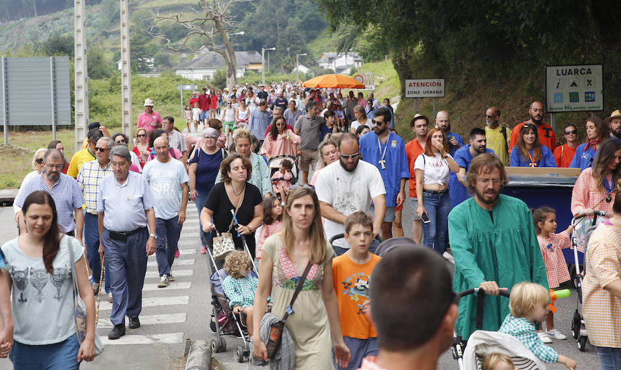 El buen tiempo ha animado a miles de personas a disfrutar de la popular romería llena de música de charangas y gaitas, bastones en alto, chambrones con su 'T' bordada, sidra y muchas ganas de fiesta