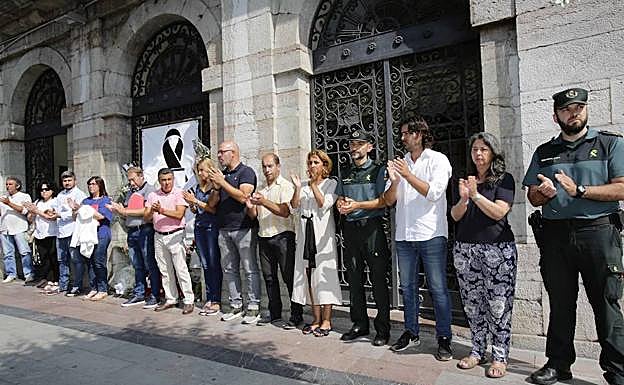 Los concejales, junto a agentes de la Guardia Civil, rindieron tributo a la memoria de su compañero.