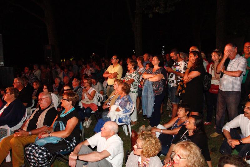 La representación del musical 'Carretera a Avilés', con cincuenta artistas en el quiosco de la músic, llena el parque de Ferrera