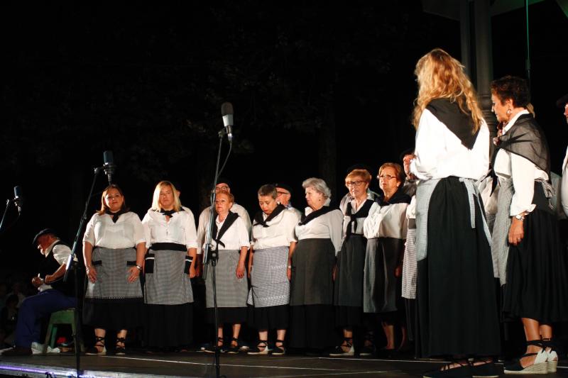 La representación del musical 'Carretera a Avilés', con cincuenta artistas en el quiosco de la músic, llena el parque de Ferrera