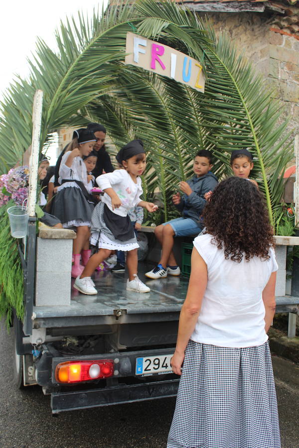 Más de doce carrozas participaron en el tradicional desfile por la carretera principal de la localidad al que siguió la misa cantada por Las Maninas