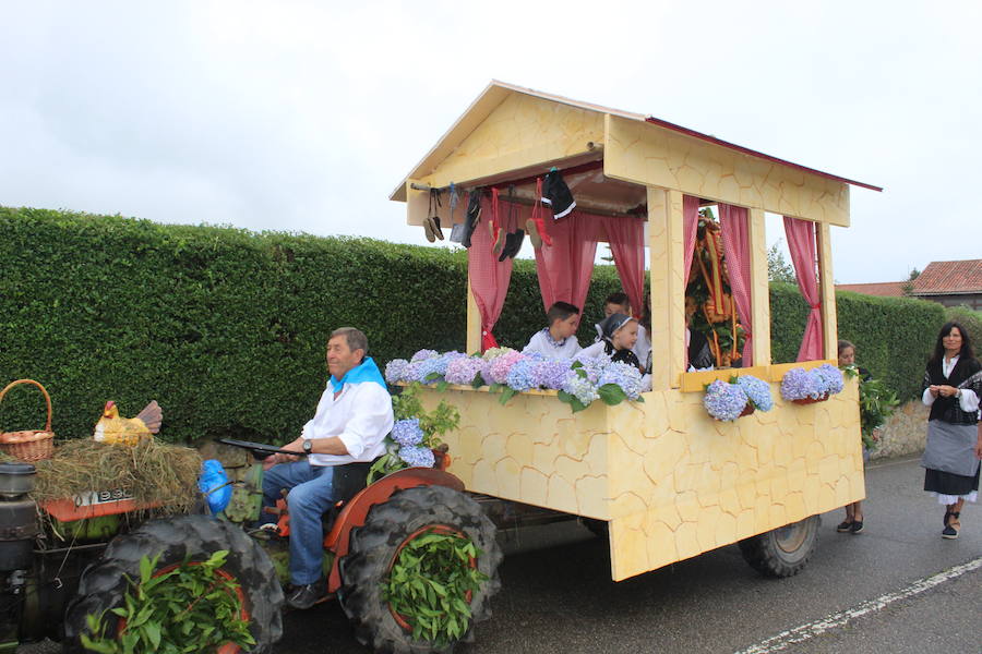 Más de doce carrozas participaron en el tradicional desfile por la carretera principal de la localidad al que siguió la misa cantada por Las Maninas