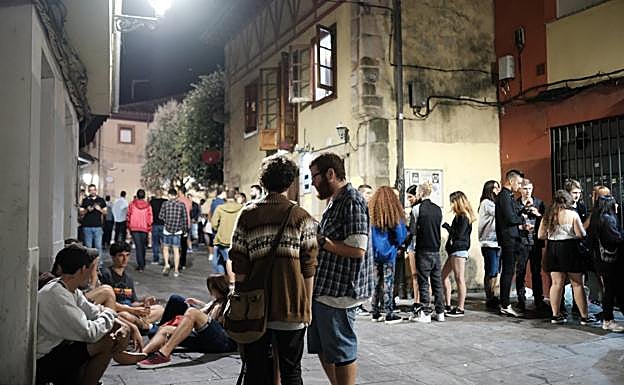 Los hosteleros pretenden pactar con los vecinos medidas para atajar el botellón