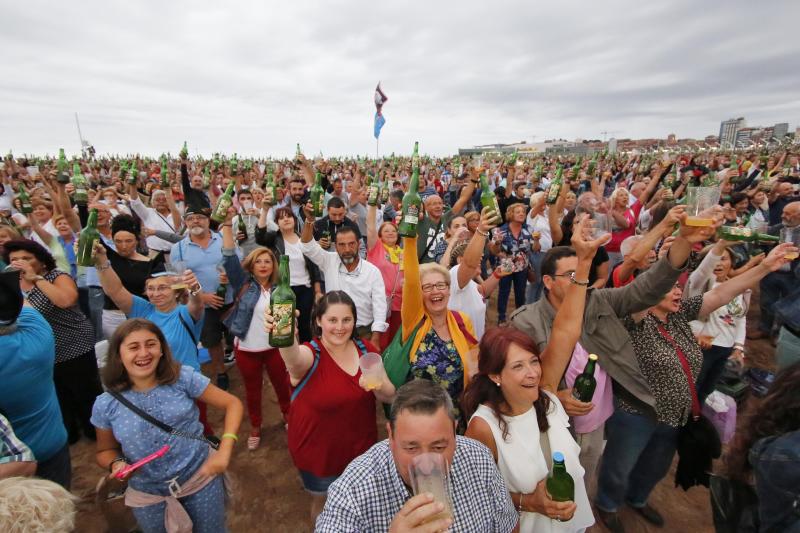 La XXVII edición de la Fiesta de la Sidra Natural de Gijón ha logrado batir hoy de nuevo el récord mundial de escanciado simultáneo de la tradicional bebida asturiana al lograr la participación de 9.580 personas en la playa de Poniente