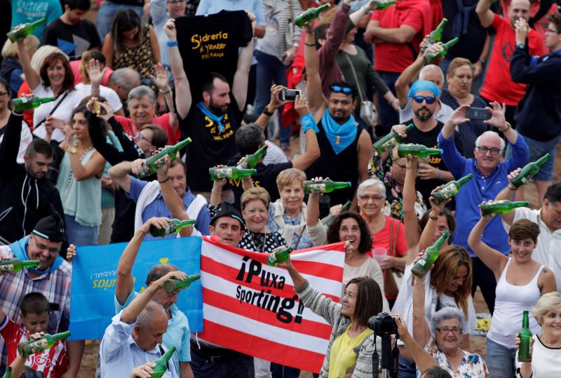 La XXVII edición de la Fiesta de la Sidra Natural de Gijón ha logrado batir hoy de nuevo el récord mundial de escanciado simultáneo de la tradicional bebida asturiana al lograr la participación de 9.580 personas en la playa de Poniente