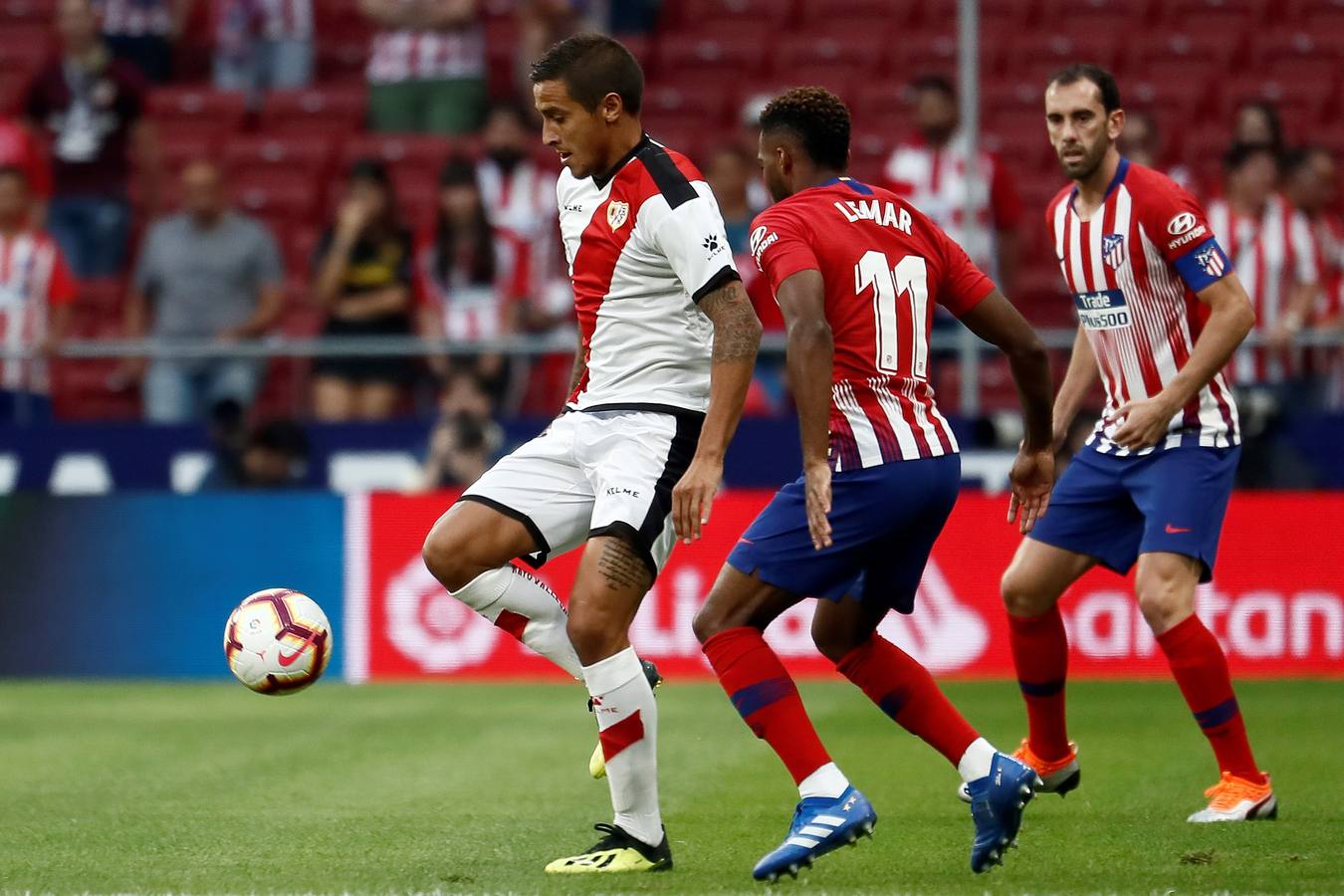 Las mejores imágenes del partido entre el Atlético de Madrid y el Rayo Vallecano, correspondiente a la segunda jornada de Liga. 