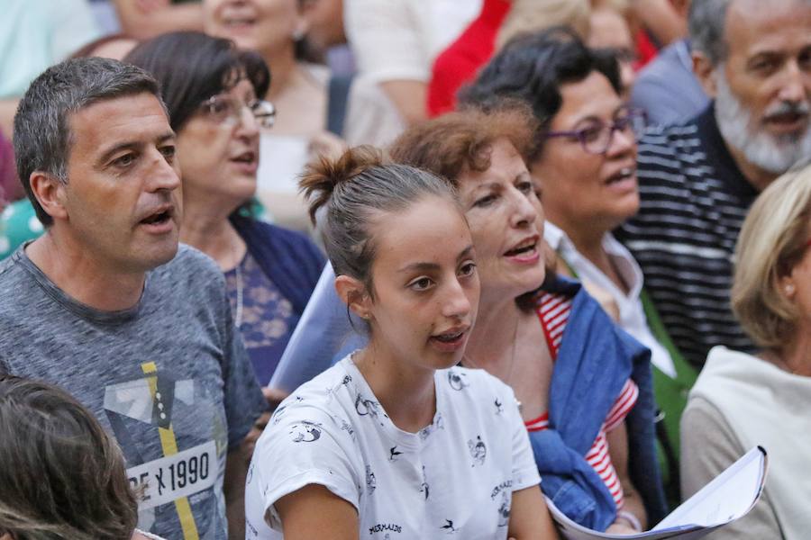 El céntrico espacio se convirtió en un coro a viva voz dirigido por Carlos José Martínez junto a Soledad Torner