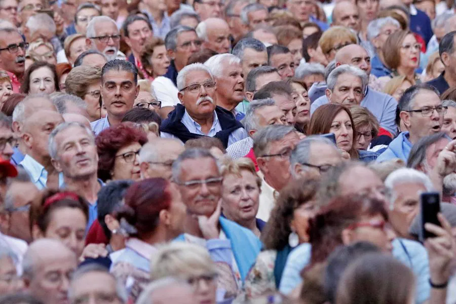 El céntrico espacio se convirtió en un coro a viva voz dirigido por Carlos José Martínez junto a Soledad Torner