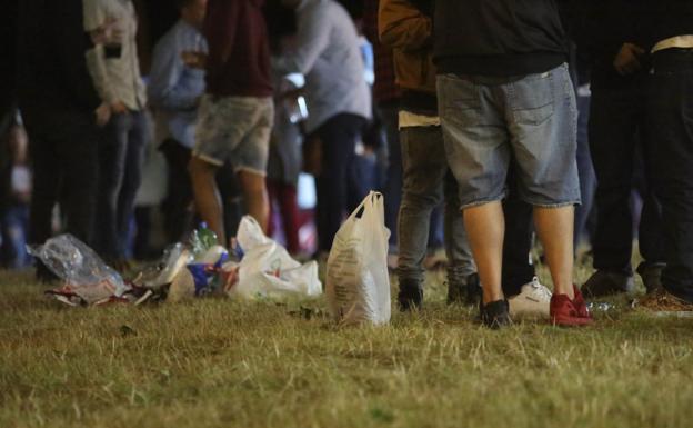 Los ayuntamientos se ven incapaces de evitar el botellón «si la sociedad no se conciencia»