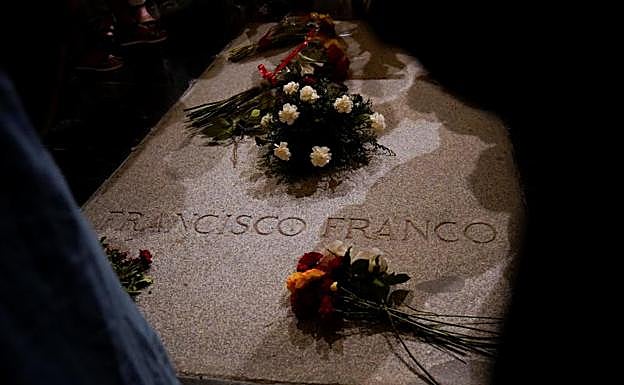 Flores en la tumba de Franco. 