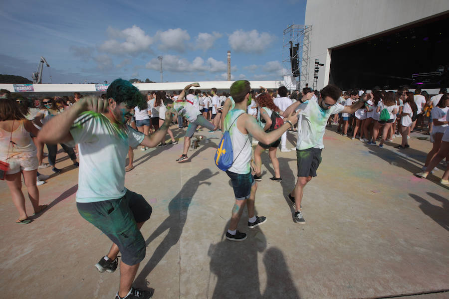 Miles de personas han cubierto el Niemeyer de colores con la celebración de esta fiesta que celebra la alegría