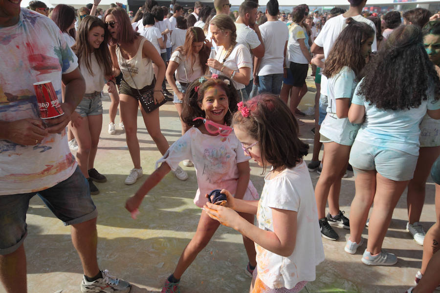 Miles de personas han cubierto el Niemeyer de colores con la celebración de esta fiesta que celebra la alegría