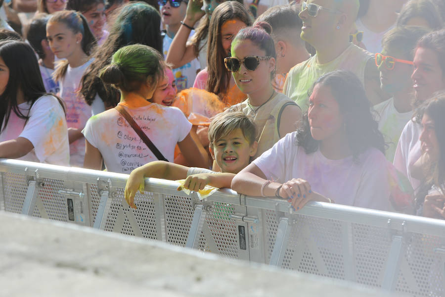 Miles de personas han cubierto el Niemeyer de colores con la celebración de esta fiesta que celebra la alegría