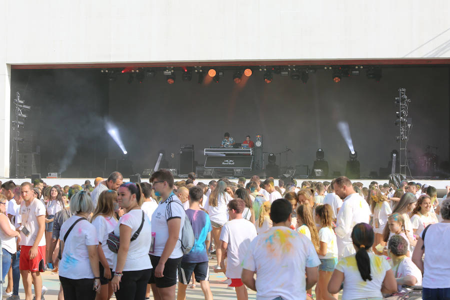 Miles de personas han cubierto el Niemeyer de colores con la celebración de esta fiesta que celebra la alegría