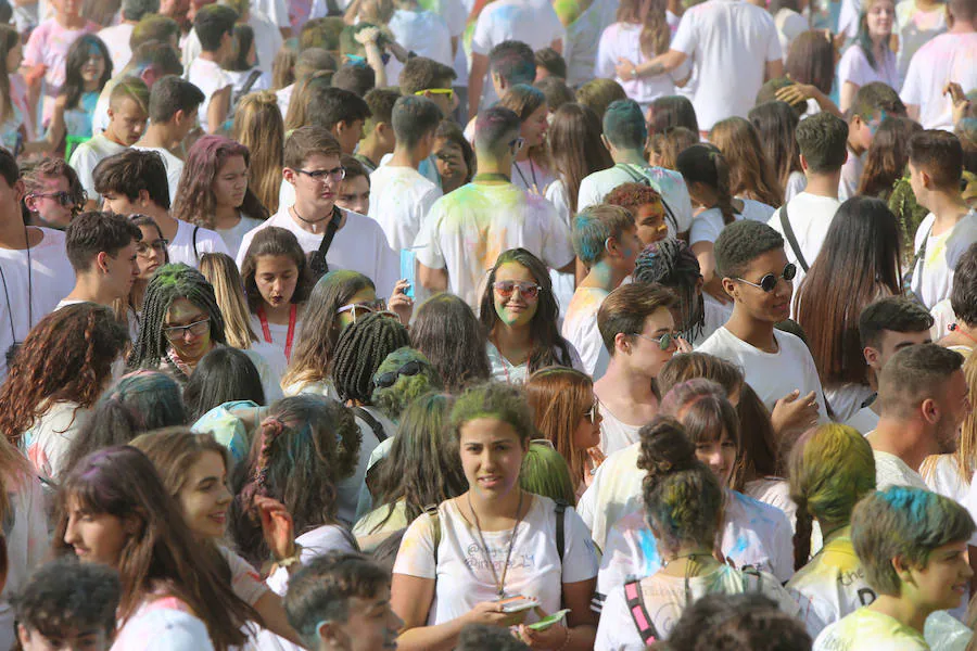 Miles de personas han cubierto el Niemeyer de colores con la celebración de esta fiesta que celebra la alegría