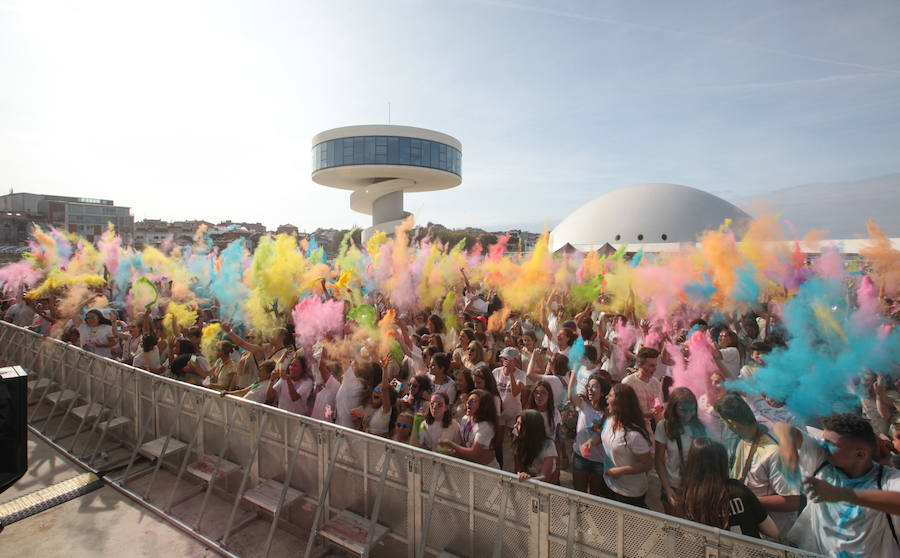 Miles de personas han cubierto el Niemeyer de colores con la celebración de esta fiesta que celebra la alegría