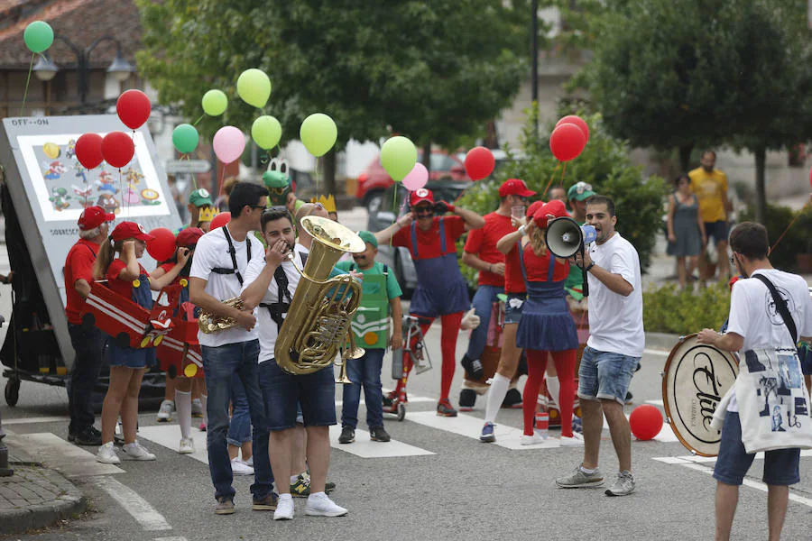 La mayoría de los vecinos de Rioseco, en Sobrescobio, se animaron a desfilar por las calles de la localidad