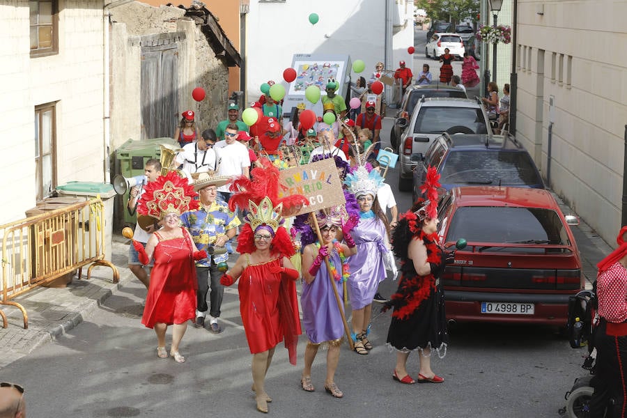La mayoría de los vecinos de Rioseco, en Sobrescobio, se animaron a desfilar por las calles de la localidad