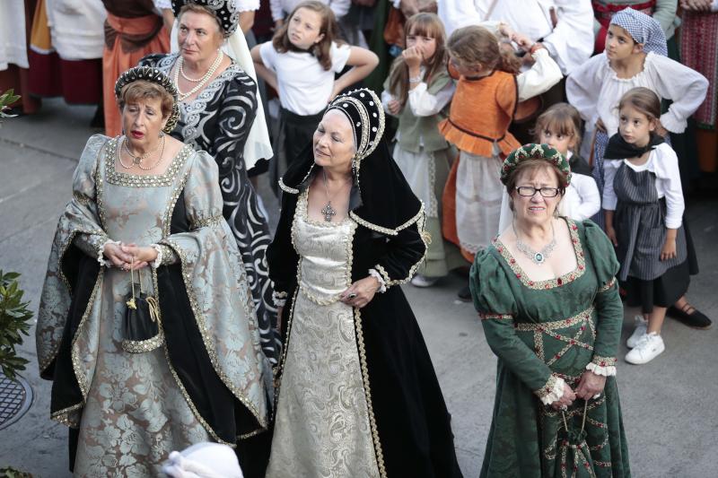 La recreación del desembarco de Carlos V en Tazones congregó a cientos de personas para presenciar el regio espectáculo