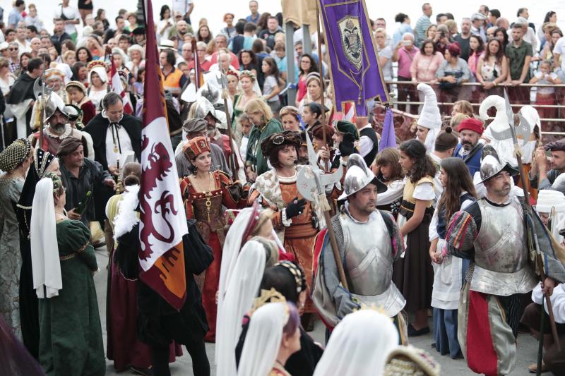 La recreación del desembarco de Carlos V en Tazones congregó a cientos de personas para presenciar el regio espectáculo