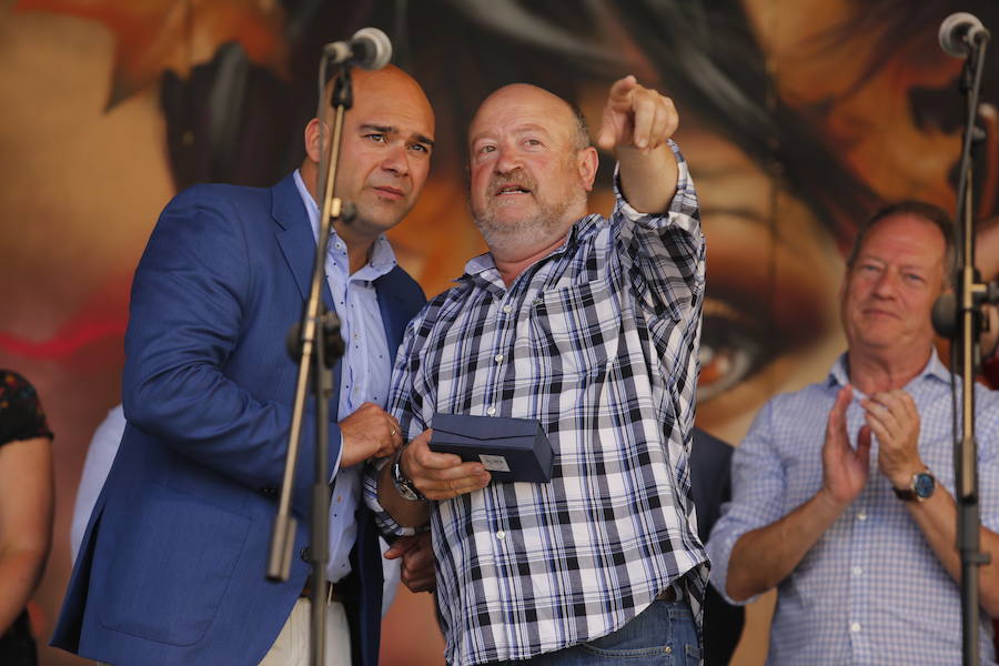 Un año más la traficional cita en la plaza Mayor contó con una gran afluencia de personas que pudieron disfrutar de unos culinos de sidra gratis