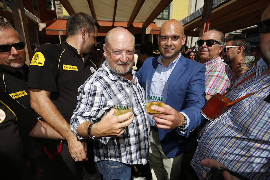Un año más la traficional cita en la plaza Mayor contó con una gran afluencia de personas que pudieron disfrutar de unos culinos de sidra gratis