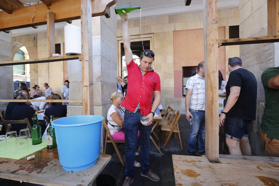 Un año más la traficional cita en la plaza Mayor contó con una gran afluencia de personas que pudieron disfrutar de unos culinos de sidra gratis