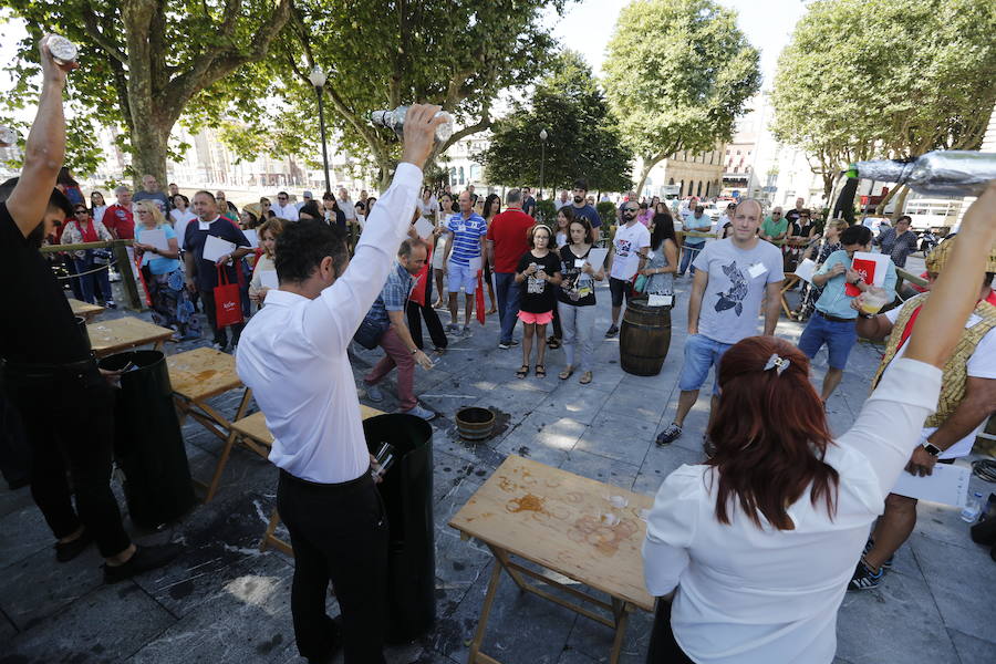 Un año más la traficional cita en la plaza Mayor contó con una gran afluencia de personas que pudieron disfrutar de unos culinos de sidra gratis