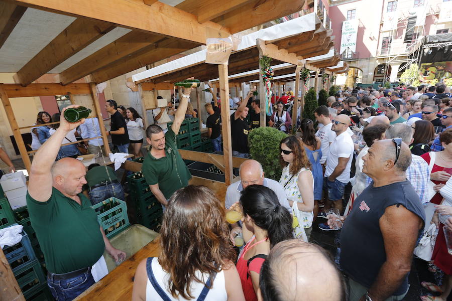 Un año más la traficional cita en la plaza Mayor contó con una gran afluencia de personas que pudieron disfrutar de unos culinos de sidra gratis