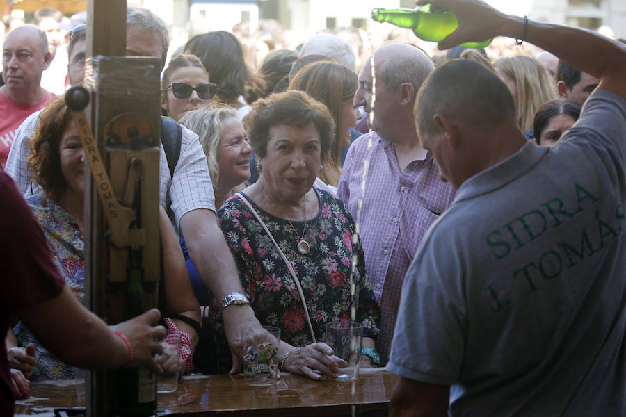 Un año más la traficional cita en la plaza Mayor contó con una gran afluencia de personas que pudieron disfrutar de unos culinos de sidra gratis