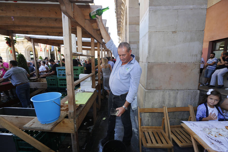 Un año más la traficional cita en la plaza Mayor contó con una gran afluencia de personas que pudieron disfrutar de unos culinos de sidra gratis