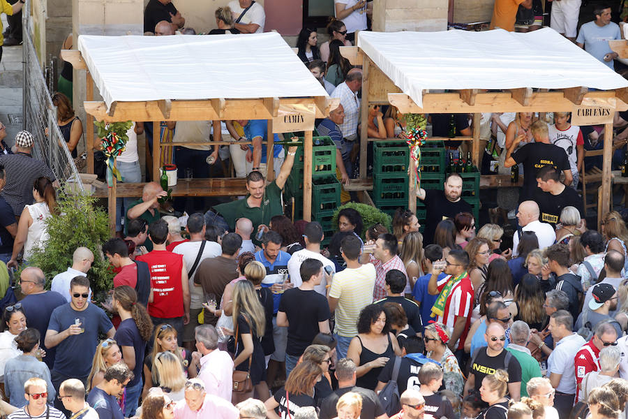 Un año más la traficional cita en la plaza Mayor contó con una gran afluencia de personas que pudieron disfrutar de unos culinos de sidra gratis