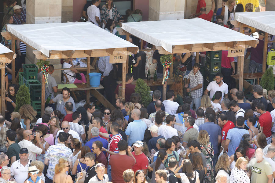 Un año más la traficional cita en la plaza Mayor contó con una gran afluencia de personas que pudieron disfrutar de unos culinos de sidra gratis