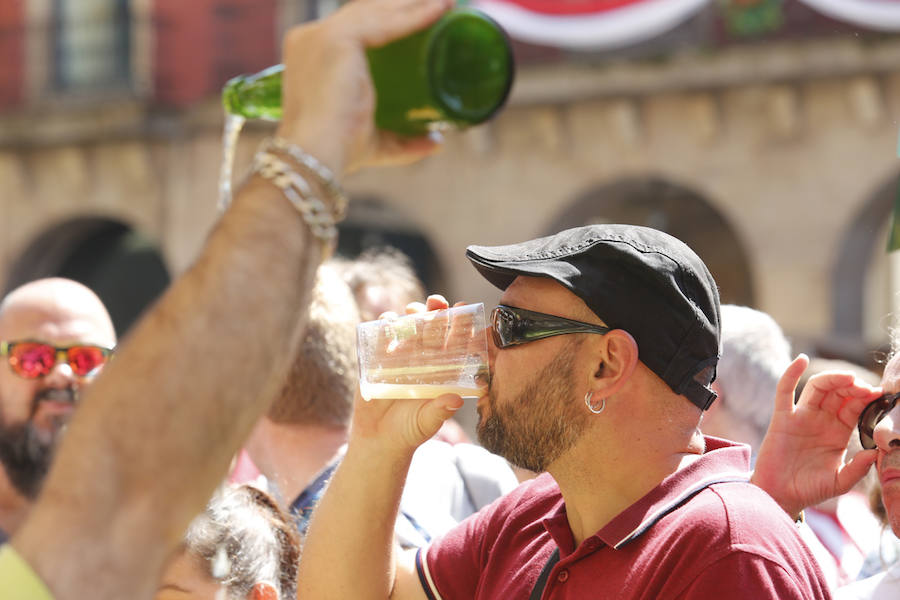 Un año más la traficional cita en la plaza Mayor contó con una gran afluencia de personas que pudieron disfrutar de unos culinos de sidra gratis