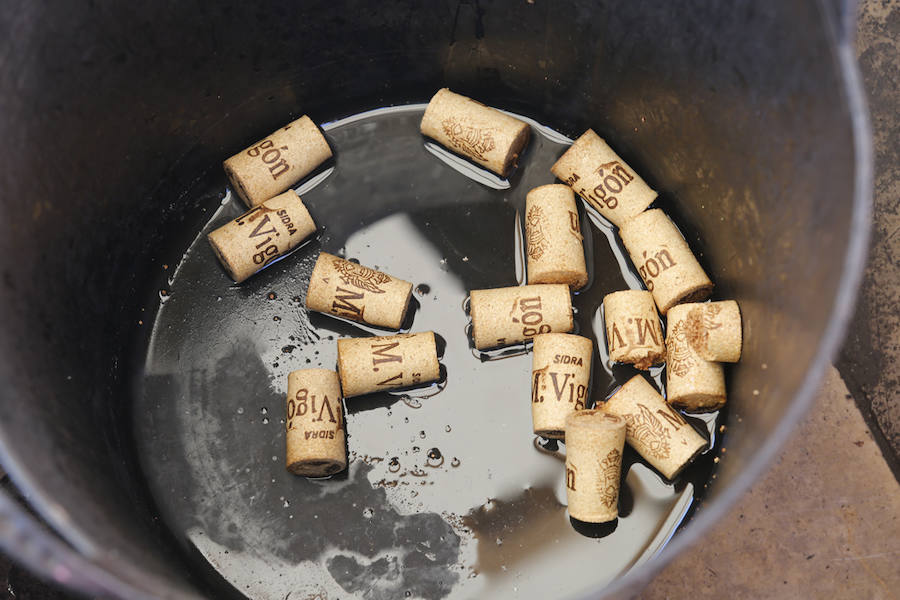 Un año más la traficional cita en la plaza Mayor contó con una gran afluencia de personas que pudieron disfrutar de unos culinos de sidra gratis