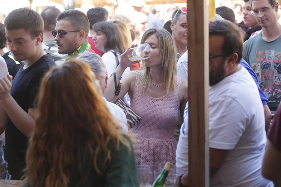 Un año más la traficional cita en la plaza Mayor contó con una gran afluencia de personas que pudieron disfrutar de unos culinos de sidra gratis
