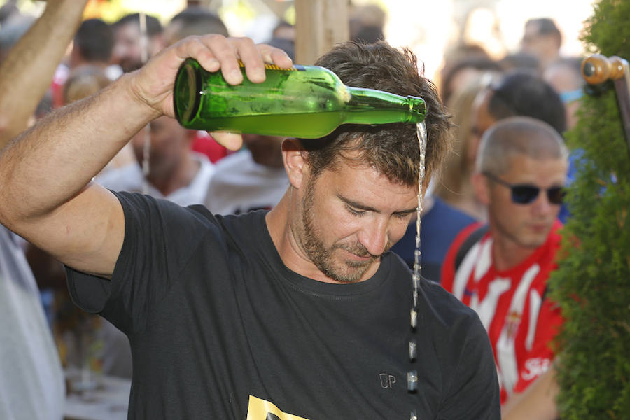Un año más la traficional cita en la plaza Mayor contó con una gran afluencia de personas que pudieron disfrutar de unos culinos de sidra gratis