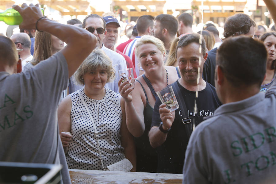 Un año más la traficional cita en la plaza Mayor contó con una gran afluencia de personas que pudieron disfrutar de unos culinos de sidra gratis