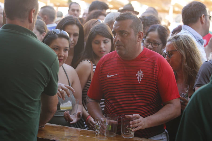 Un año más la traficional cita en la plaza Mayor contó con una gran afluencia de personas que pudieron disfrutar de unos culinos de sidra gratis