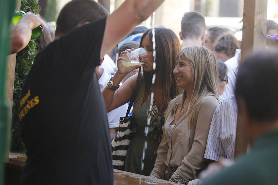 Un año más la traficional cita en la plaza Mayor contó con una gran afluencia de personas que pudieron disfrutar de unos culinos de sidra gratis