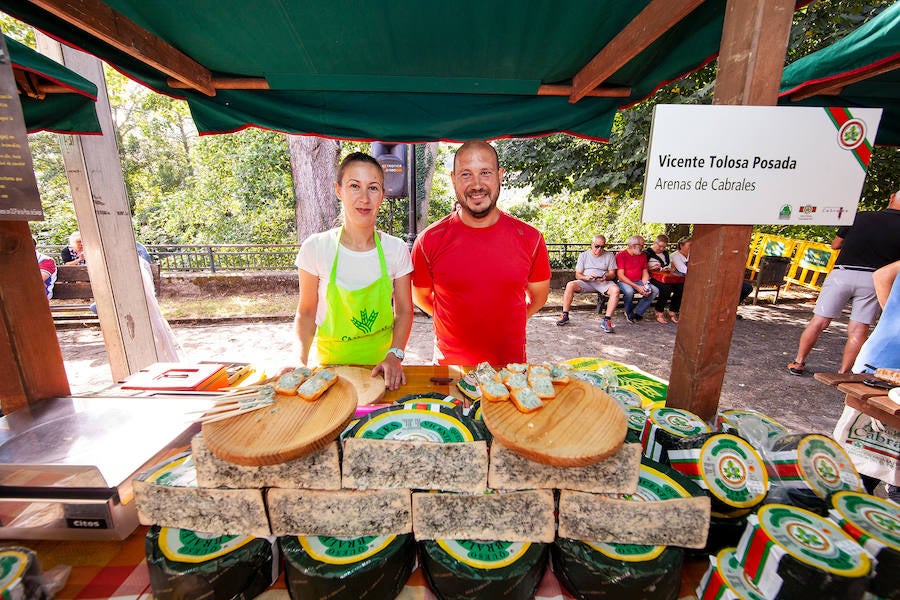 La pieza de la quesería Valfriu de Tielve se alzó como campeona del certamen, que alcanzó el precio más alto de todas sus ediciones. La cita congregó a numerosas personas