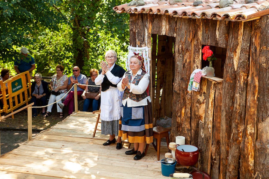 La pieza de la quesería Valfriu de Tielve se alzó como campeona del certamen, que alcanzó el precio más alto de todas sus ediciones. La cita congregó a numerosas personas