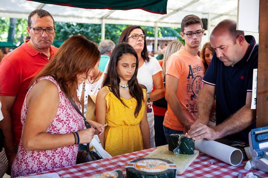 La pieza de la quesería Valfriu de Tielve se alzó como campeona del certamen, que alcanzó el precio más alto de todas sus ediciones. La cita congregó a numerosas personas