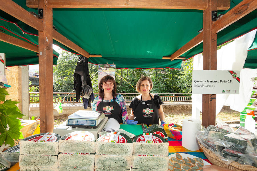 La pieza de la quesería Valfriu de Tielve se alzó como campeona del certamen, que alcanzó el precio más alto de todas sus ediciones. La cita congregó a numerosas personas