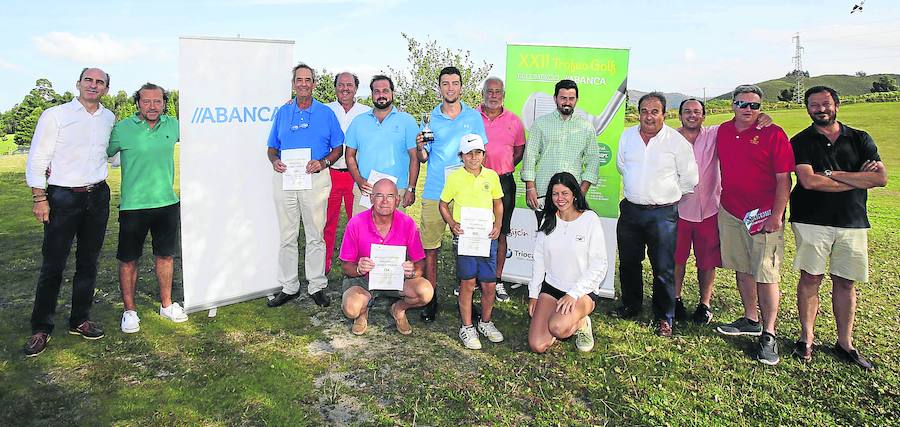 César Sánchez, Pablo Fuente, Juan Luis Olleros, Ricardo Sánchez, Ignacio Colmenero, Pablo Hernando, Nicolás Urones, Luis Suárez, Mariana Echevarría, Álvaro Calzada, Luis Pablo González de Cabo, Ismael Hernández, Paul Smithson y Álvaro Orejas posaron en la tradicional foto de familia al término del campeonato en La Rasa de Berbes. 